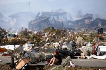 Una mujer muestra su desolación ante los escombros en la ciudad de Natori. (Foto: STRINGER)