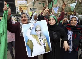 Simpatizantes del líder libio Muamar el Gadafi se manifiestan en Trípoli. (Foto: MUHAMED MESSARA)