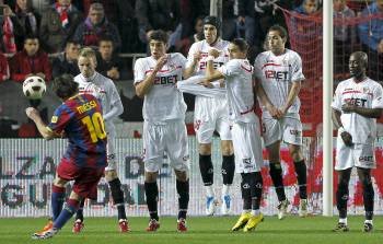 Messi acaba de lanzar una falta que acabaría en un gol anulado, el domingo en Sevilla.? (Foto: julio muñoz)