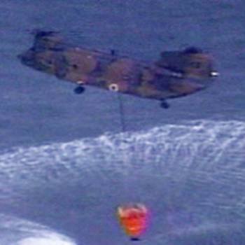 El helicóptero que intentó echar agua sobre los reactores
