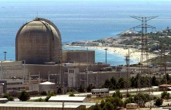 Imagen de la central nuclear de Vandellós II, a escasos metros de la costa. (Foto: JAUME SELLART)