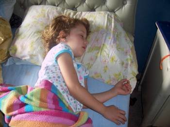 Una niña durmiendo. Las horas de sueño de los escolares españoles se redujo en los últimos 25 años. (Foto: ARCHIVO )