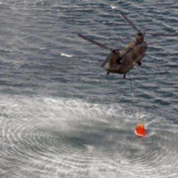 Helicóptero recogiendo agua del mar para intentar enfriar los reactores