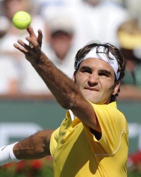 Federer se dispone a servir durante su partido ante Juan Ignacio Chela, ayer en Indian Wells. (Foto: J. mablango)