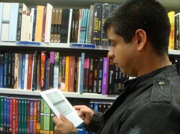 Un joven consulta un libro electrónico en una librería. (Foto: ARCHIVO)