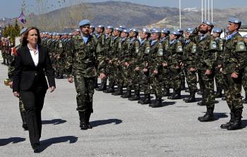 La ministra de Asuntos Exteriores, Trinidad Jiménez, pasa revista a las tropas a su llegada a la base de Marjayún para visitar a los soldados españoles desplazados a Líbano.