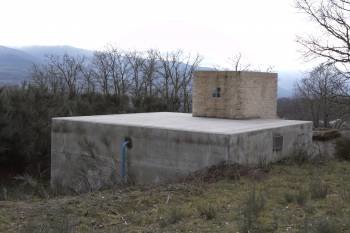 El depósito de agua de Tosende, en el que echaron gasóleo en octubre del año 2009. (Foto: XESÚS FARIÑAS)