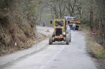 Obras en la carretera que transcurre entre Beade y Pena Corneira. (Foto: MARTIÑO PINAL)