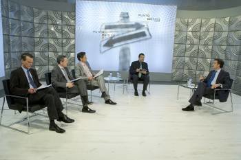 De izquierda a derecha, Juan Fernán, Julio Rodríguez y Xosé Pastoriza. Al fondo, el presentador y moderador, Santiago Rodríguez. A la derecha, Alberto Núñez Feijóo. (Foto: VICENTE PERNÍA)