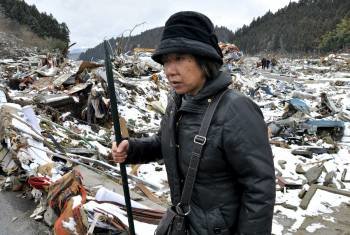 Una superviviente busca los restos de la casa de sus padres en la prefectura de Miyagi. (Foto: EVERETT KENNEDYS)