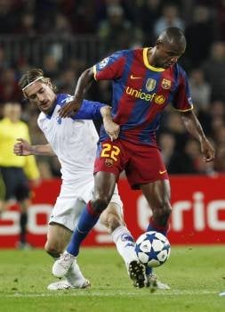 Abidal intenta controlar un balón ante un rival durante un partido con la camiseta del Barcelona.  (Foto: )