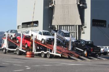 Vehículos de la multinacional japonesa Toyota cargando ayer en camiones en la terminal de coches de Bouzas. Es el primer fabricante mundial de vehículos. 