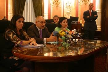 Isabel Pérez, Francisco Rodríguez y Aurea Soto, durante la comparecencia. (Foto: JOSÉ PAZ)