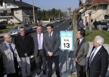 Baltar, Oviedo, Fernández, Núñez Feijóo, Hernández y Baltar visitan las obras de la carretera OU-101. (Foto: XESÚS FARIÑAS)