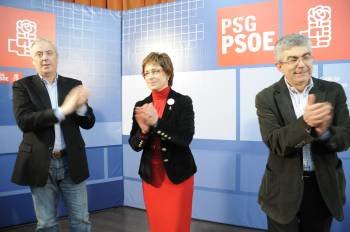 La candidata socialista a la alcaldía de Xinzo, Elvira Lama, respaldada por Vázquez y Fernández. (Foto: MARTIÑO PINAL)