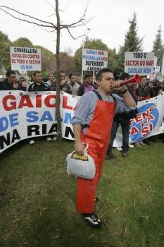 Protesta de los mariscadores delante de la Xunta. (Foto: VICENTE PERNÍA )
