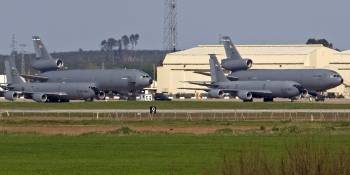 Aviones cisterna norteamericanos, preparados ayer por la tarde en la base aérea de Morón de la Frontera. (Foto: JOSÉ MANUEL VIDAL)