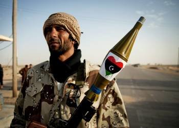 Un soldado libio, en el frente de la ciudad de Ajdabiya. (Foto: KHALED EL FIQI)