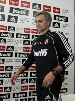 Mourinho, ayer camino de la rueda de prensa.? (Foto: javier lizón)