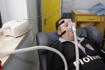 Un paciente que padece apnea del sueño sometiéndose a una prueba. (Foto: JUAN FRANCISCO MORENO)