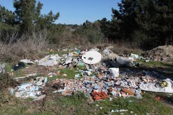 El vertedero incontrolado de escombros, en la localidad de Miomás. (Foto: JAINER BARROS)