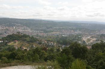 La situación urbanística de la ciudad, al fondo de la imagen (tomada desde Piñor), está en el aire con la anulación del Plan Xeral. (Foto: JOSÉ PAZ)