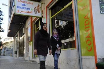 Dos mujeres árabes, vecinas de la ciudad, hacen uso del velo. (Foto: JOSÉ PAZ)