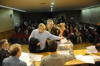 Un momento de la votación, en el salón de actos de la entidad. (Foto: MARTIÑO PINAL)