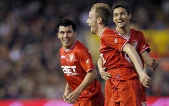 Rakitic celebra el gol con sus compañeros Medel y Jesús Navas.? (Foto: manuel bruque)