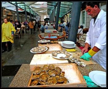 Un hombre preparando ostras en Vigo. (Foto: J.M. Alegre)