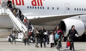  Varios de los pasajeros que viajaban a bordo del avión fletado por el Gobierno para repatriar gratuitamente a los españoles residentes en Japón que han optado por abandonar el país tras el terremoto y la crisis nuclear.