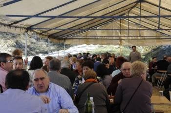 Los romeros aprovecharon el día para comer en los bares ambulantes. (Foto: MARTIÑO PINAL)