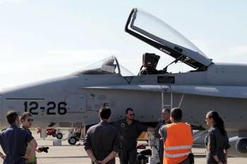 Soldados españoles inspeccionan un F-18, en la pista de despegue de la base de Decimomannu. (Foto: GIUSEPPE UNGARI)