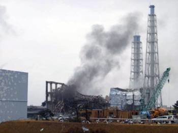 Columna de humo gris saliendo del reactor número 3 de la central nuclear de Fukushima.. (Foto: )