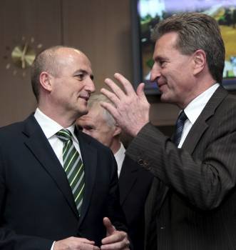 Sebastián conversa con el comisario europeo de Energía, Oettinger. (Foto: O. HOSLET)