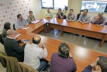 Representantes sindicales, durante la reunión sobre Clesa que mantuvieron ayer en Santiago (Foto: LAVANDEIRA JR)