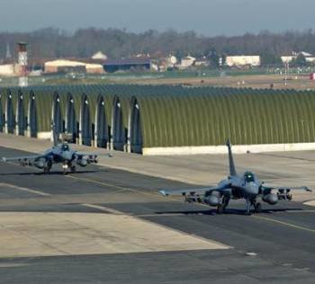 Cazabombarderos 'Rafale' en la base militar de Saint Dizier, en Francia. Estos aviones están siendo utilizados en las operaciones en Libia. Foto: EFE