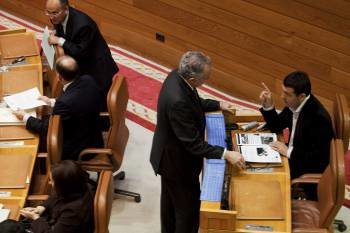 Pablo López Vidal, sentado, uno de los firmantes de la propuesta socialista, con Méndez Romeu. (Foto: VICENTE PERNÍA)