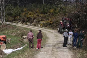 Vecinos del entorno se acercaron al lugar del accidente. (Foto: FARIÑAS)