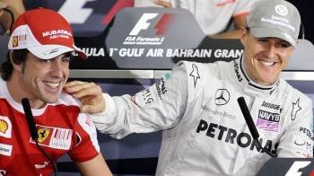 Fernando Alonso bromea con el piloto alemán Michael Schumacher
