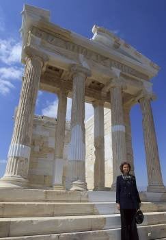 La reina Sofía visita la Acrópolis de Atenas (Grecia) hoy, miércoles 23 de marzo de 2011. 