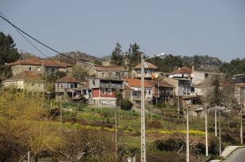 Un grupo de viviendas de la localidad de Abelenda das Penas, en Carballeda. (Foto: MARTIÑO PINAL)