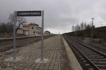 La estación de A Vilavella, en la que fue inmovilizado el tren de cercanías tras el incendio. (Foto: XESÚS FARIÑAS)