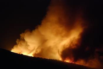 Un incendio en Santa Mariña de Fervenza (O Barco) afectada por fuegos reiterados en 2010.  (Foto: LUIS BLANCO)