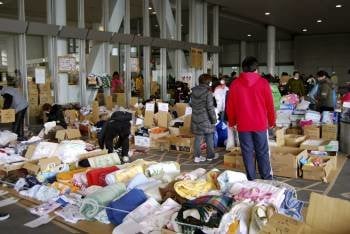 El estadio de Saitama, lleno de mantas para los refugiados. (Foto: YOKO KANEKO)