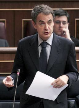 Zapatero, durante su intervención en la sesión de control. (Foto: PACO CAMPOS)
