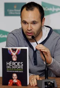 Iniesta, en la presentación del libro 'Héroes del Deporte'. (Foto: ÁNGEL DÍAZ)