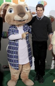 El actor James Marsden durante el acto de promoción de la película 'Hop', una comedia familiar en la que comparte protagonismo con un conejo de animación digital, hoy en Madrid.