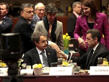 El presidente francés, Nicolás Sarkozy (i), saluda al primer ministro húngaro, Viktor Orban, mientras conversa con el presidente del Gobierno español, José Luis Rodríguez Zapatero (d), durante una cumbre de los líderes de la Unión Europea.