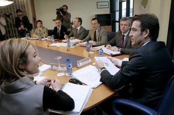 Los miembros del Ejecutivo gallego, durante la reunión que mantuvieron en Ferrol. (Foto: KIKO)